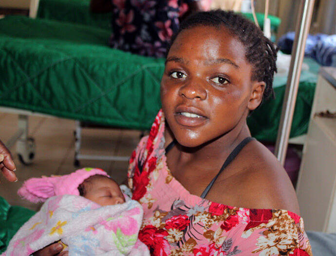 Loice Mauna, originaire de Chikanga dans le district de Mutare, tient son deuxième bébé dans ses bras à l'hôpital Old Mutare Mission Hospital au Zimbabwe. Grâce à des partenariats entre les méthodistes unis du Zimbabwe, de Norvège et des États-Unis, les hôpitaux missionnaires Old Mutare et Mutambara de l'Église offrent des soins améliorés aux femmes enceintes. Photo de Kudzai Chingwe, UM News.