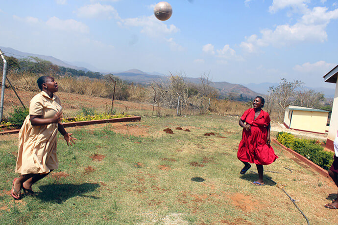 Des femmes enceintes jouent au netball dans le cadre de leurs exercices à l'hôpital Old Mutare Mission au Zimbabwe. Ce jeu fait partie des nombreuses activités proposées aux femmes enceintes dans les hôpitaux missionnaires de l'Église. Photo de Kudzai Chingwe, UM News.