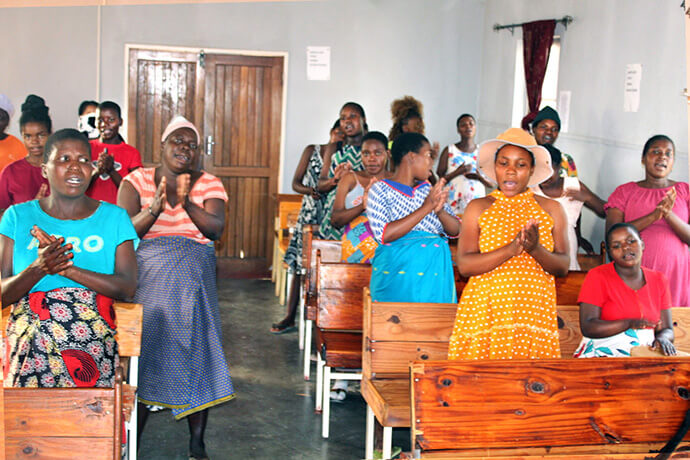 Les femmes enceintes prient à la chapelle de l'hôpital Mutambara Mission. Chaque matin, elles se réunissent pour la prière et, le dimanche, elles assistent au culte principal célébré par le pasteur en charge. Photo de Kudzai Chingwe, UM News.