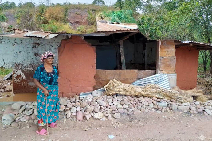 Kasongo Mutoba Angèle, membre de l'Église Méthodiste Unie, se tient devant ce qui reste de sa maison à Kalemie. La femme de 60 ans a vu sa maison de trois chambres emportée par les inondations et fait partie des 653 ménages dont la vie a été bouleversée par la catastrophe. Photo avec l’aimable autorisation du Bureau de Gestion des Catastrophes de la Région Épiscopale du Tanganyika.