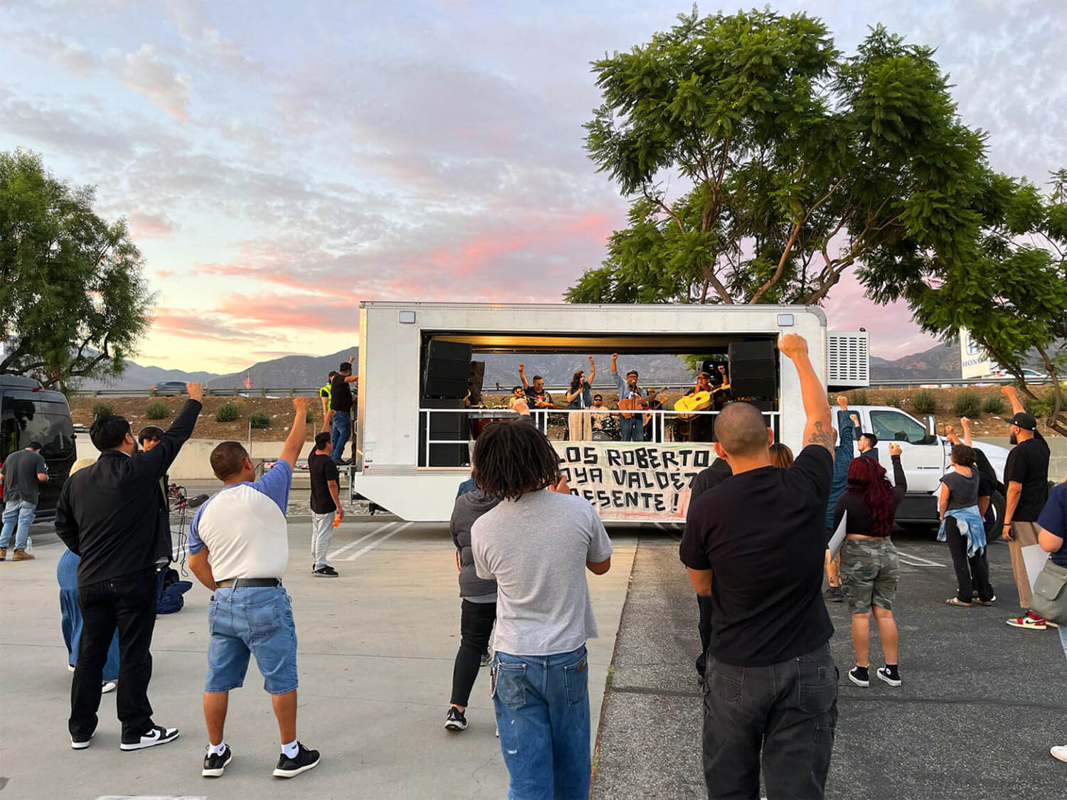 Personas asisten a una vigilia para conmemorar los 40 días de la muerte de Carlos Roberto Montoya Valdez, ocurrida el 10 de octubre de 2025 en un estacionamiento de Home Depot, en Monrovia, California. Foto cortesía de RNS/Aleja Hertzler-McCain.