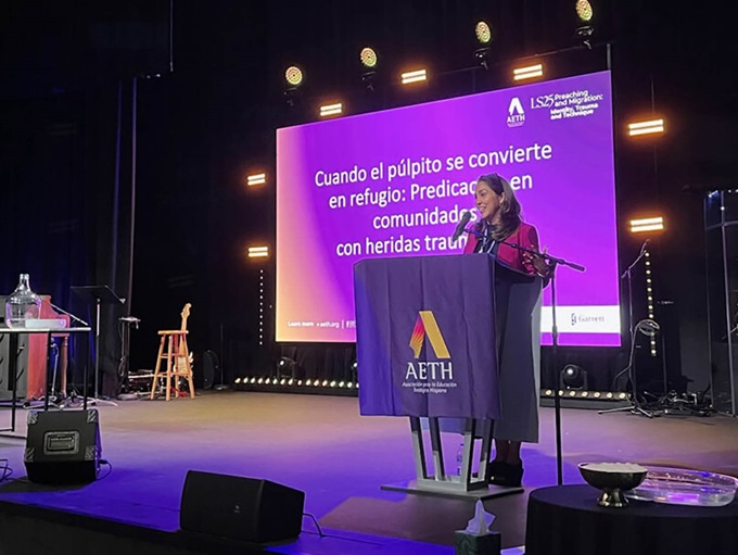 Alma Tinoco Ruiz se dirigió el 10 de octubre de 2025 a los/as asistentes a la reunión de la Asociación para la Educación Teológica Hispana, celebrada en la Universidad Vida Pacífica en San Dimas, California. Foto cortesía de RNS/Aleja Hertzler-McCain.