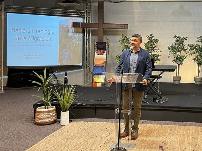 El Rev. Marcos Canales habló el 8 de octubre de 2025 durante una reunión del capítulo de Los Ángeles de la Fraternidad Teológica Latinoamericana en los Ministerios La Fuente, en Pasadena, California. Foto cortesía de RNS/Aleja Hertzler-McCain.