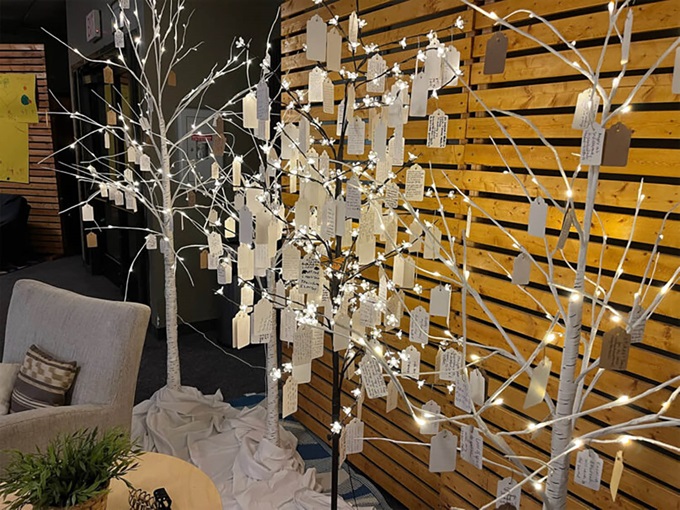 Etiquetas con mensajes de pérdidas personales cuelgan de los árboles en una estación de duelo en Ministerios La Fuente el 8 de octubre de 2025, en Pasadena, California. Foto cortesía de RNS/Aleja Hertzler-McCain.