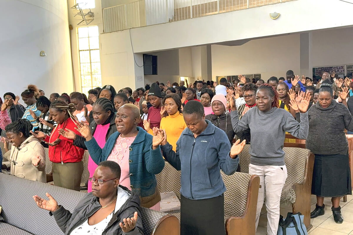 Les membres de l'Eglise et leurs invités prient ensemble à l'Eglise Méthodiste Unie St. Peter's Inner City à Mutare, au Zimbabwe, lors d'un récent service pendant l'heure du déjeuner. Ce programme informel comprend des chœurs populaires qui plaisent aux personnes de différentes confessions. Photo d'Eveline Chikwanah, UM News.