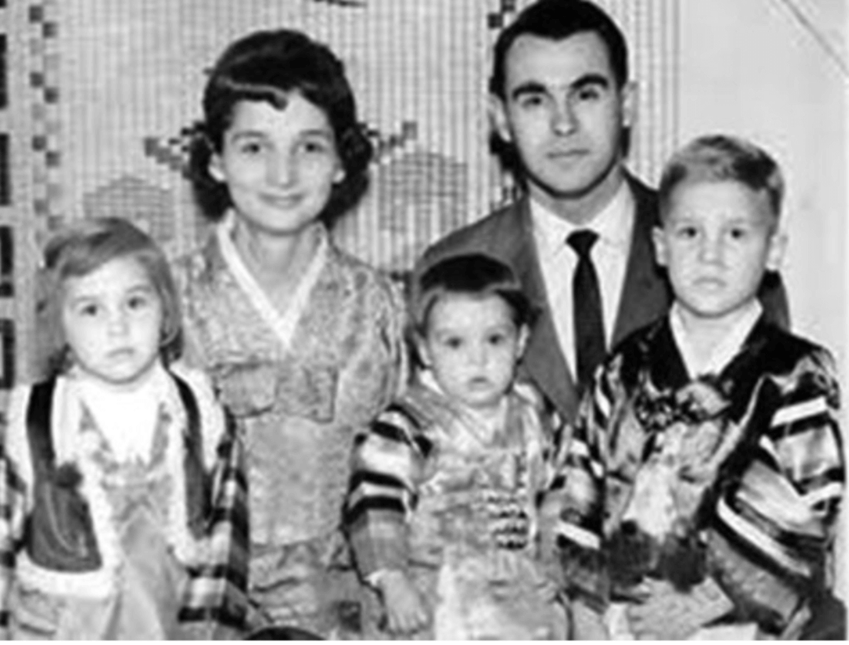 조오지 오글(뒷줄 오른쪽) 목사의 부인 도로시 오글(뒷줄 왼쪽) 여사는 1954년 연합감리교회 세계선교부 소속 선교사로 한국에 파송되어 1974년 강제 추방될 때까지 20년 동안 산업선교와 민주화를 지원 활동을 펼쳤다. 두 사람은 1남 2녀를 두었으며, 자녀들을 한국 학교에 보내는 등 한국인의 삶을 깊이 이해하고 사랑하기 위해 노력했다. 사진 발췌, 민주화운동기념사업회.