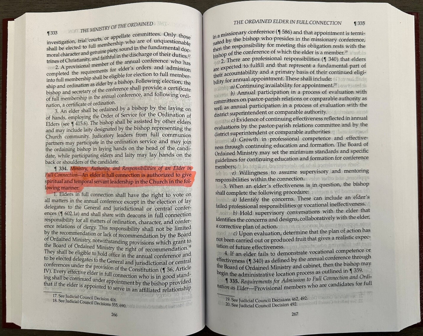 2024년 판 장정에 포함된 목회자 관련 조항들은 목회자에 대한 신뢰와 존중을 포함하여, 더 넓은 사역을 보장하는 내용으로 개정되었습니다. 사진 속 하이라이트 부분인 장정 ¶334는 장로목사의 사역을 보다 상세히 규정하고 있습니다. 사진, 김응선 목사, 연합감리교뉴스.