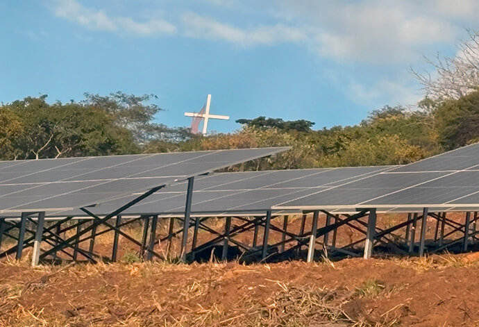L'immense centrale d'énergie renouvelable construite sous la croix et la flamme de l'université Africa à Mutare, au Zimbabwe, comprend 576 panneaux produisant suffisamment d'énergie pour alimenter 600 foyers. Ce projet solaire est le premier et le plus important de la province de Manicaland, où se trouve l'université. Photo d'Eveline Chikwanah, UM News.