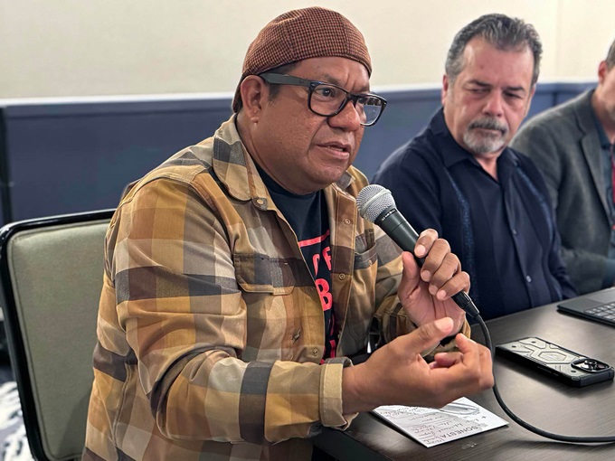 Izquierda: Pablo Alvarado, director de la Red Nacional de Organización de Jornaleros (NDLON por sus siglas en inglés). Derecha: Rev. Carlos Rincón, director ejecutivo y presidente de la Corporación de Desarrollo Comunitario Latino “Instituto de Avance Integral”. Foto Rev. Gustavo Vasquez, Noticias MU.
