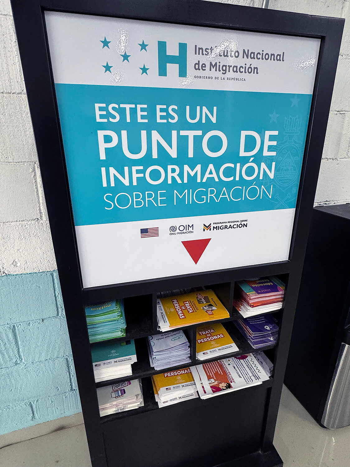 Posto de informações para migrantes, patrocinado pelos programas internacionais de imigração da ONU e pela Embaixada dos EUA. Foto do Rev. Gustavo Vasquez, Notícias MU.