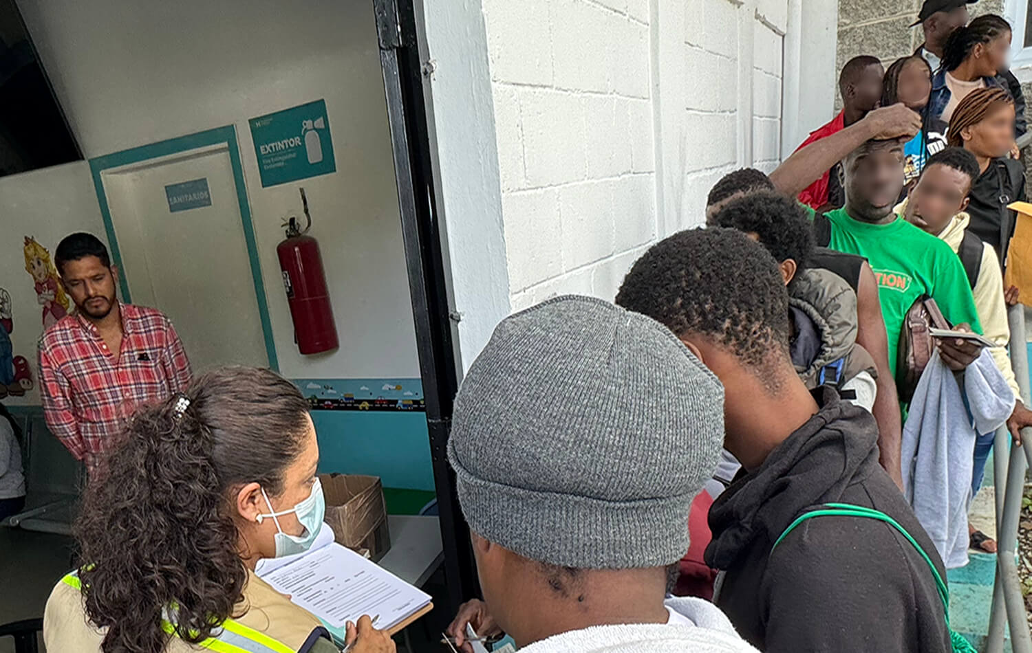 Apesar das longas filas de migrantes em busca de atendimento médico na clínica da Igreja Metodista Unida, os procedimentos expressos agilizam o atendimento e permitem que os migrantes continuem sua jornada com os medicamentos básicos necessários para manter uma boa saúde. Foto do Rev. Gustavo Vasquez, Notícias MU.