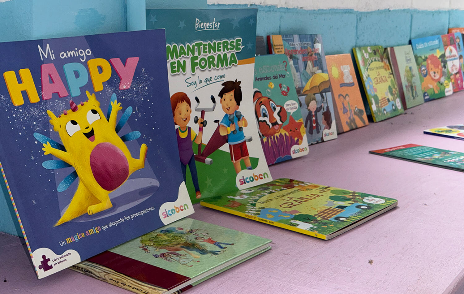 Materiais educativos para crianças em diferentes idiomas, utilizados por funcionários do Centro de Atendimento a Migrantes Irregulares (CAMI) para atender às necessidades de cuidado e educação das famílias acolhidas nesta instituição. Foto: Rev. Gustavo Vasquez, Notícias MU.