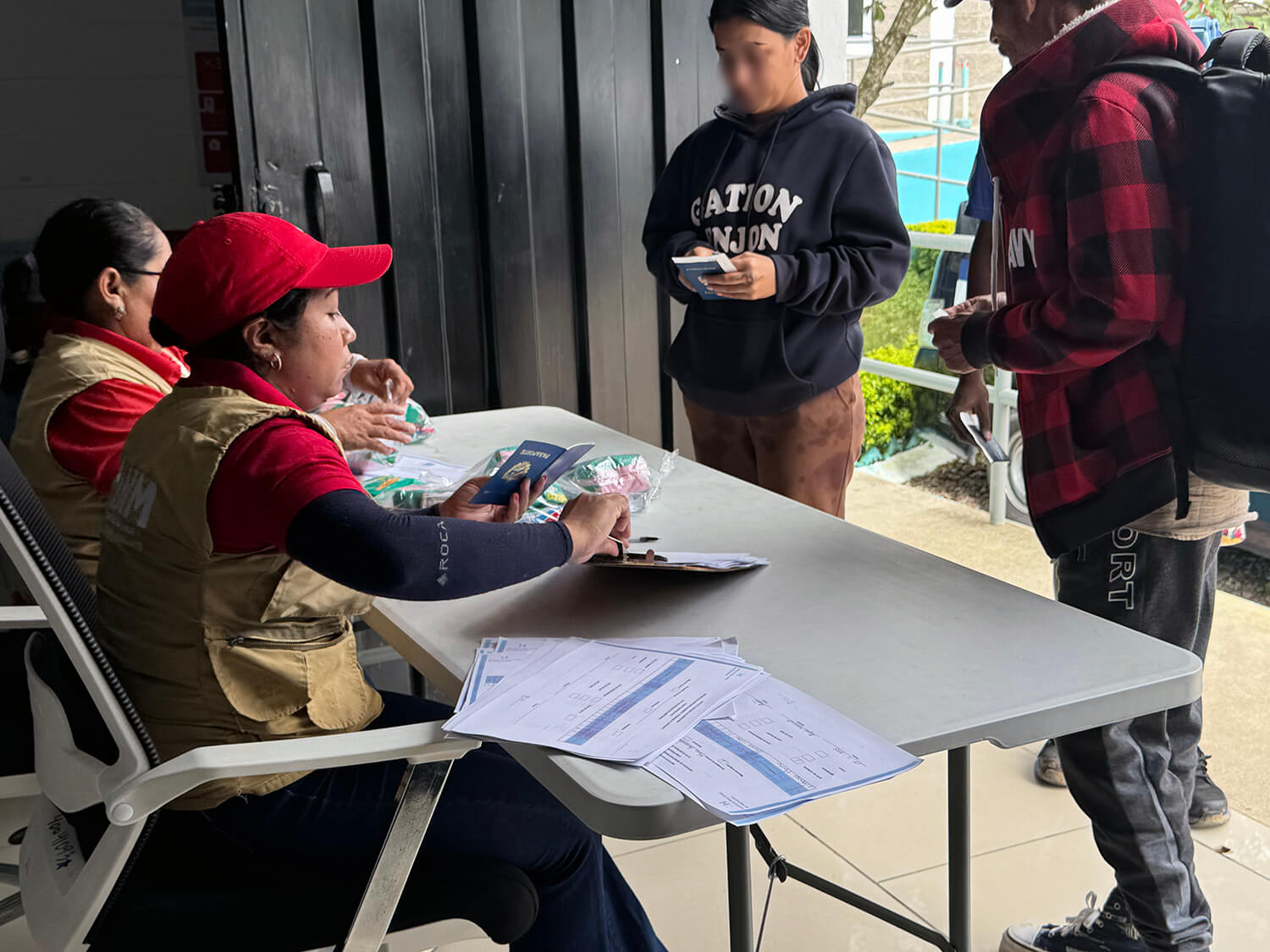 Funcionários da clínica da Igreja Metodista Unida registram os migrantes que chegam para receber atendimento médico, anotando informações pessoais, histórico médico dos sintomas e os medicamentos prescritos. Foto: Rev. Gustavo Vasquez, Notícias MU.