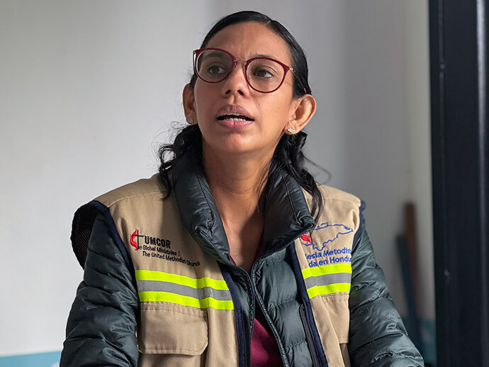 Dr. Silvia Reyes oversees distribution of basic medical kits at a United Methodist clinic housed at the Irregular Migrant Assistance Center in Danlí, Honduras. Photo by the Rev. Gustavo Vásquez, UM News.