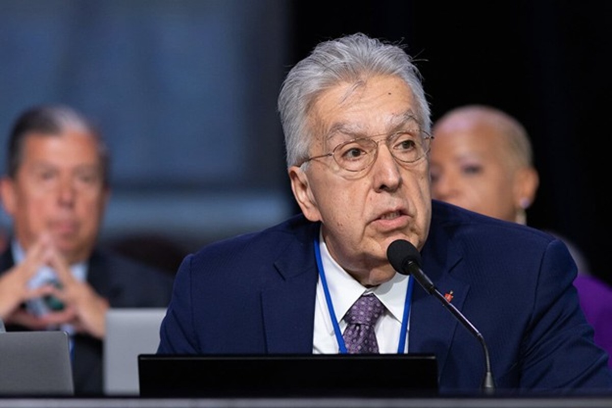 미 텍사스 호라이즌 연회의 루벤 사엔즈 주니어(Ruben Saenz Jr.) 감독이 노스캐롤라이나주 샬럿에서 열린 2024년 연합감리교 총회에서 회의를 주재하고 있다. 사엔즈 감독은 오는 10월에 열릴 리더십모임(Leadership Gathering) 준비위원회 공동집행위원장으로, 이번 모임을 위해 1월부터 3월까지 진행되는 설문조사와 웨비나를 통해 모든 연합감리교인이 꿈과 기대를 나누기를 바라고 있다. 사진, 마이크 두보스, 연합감리교뉴스.