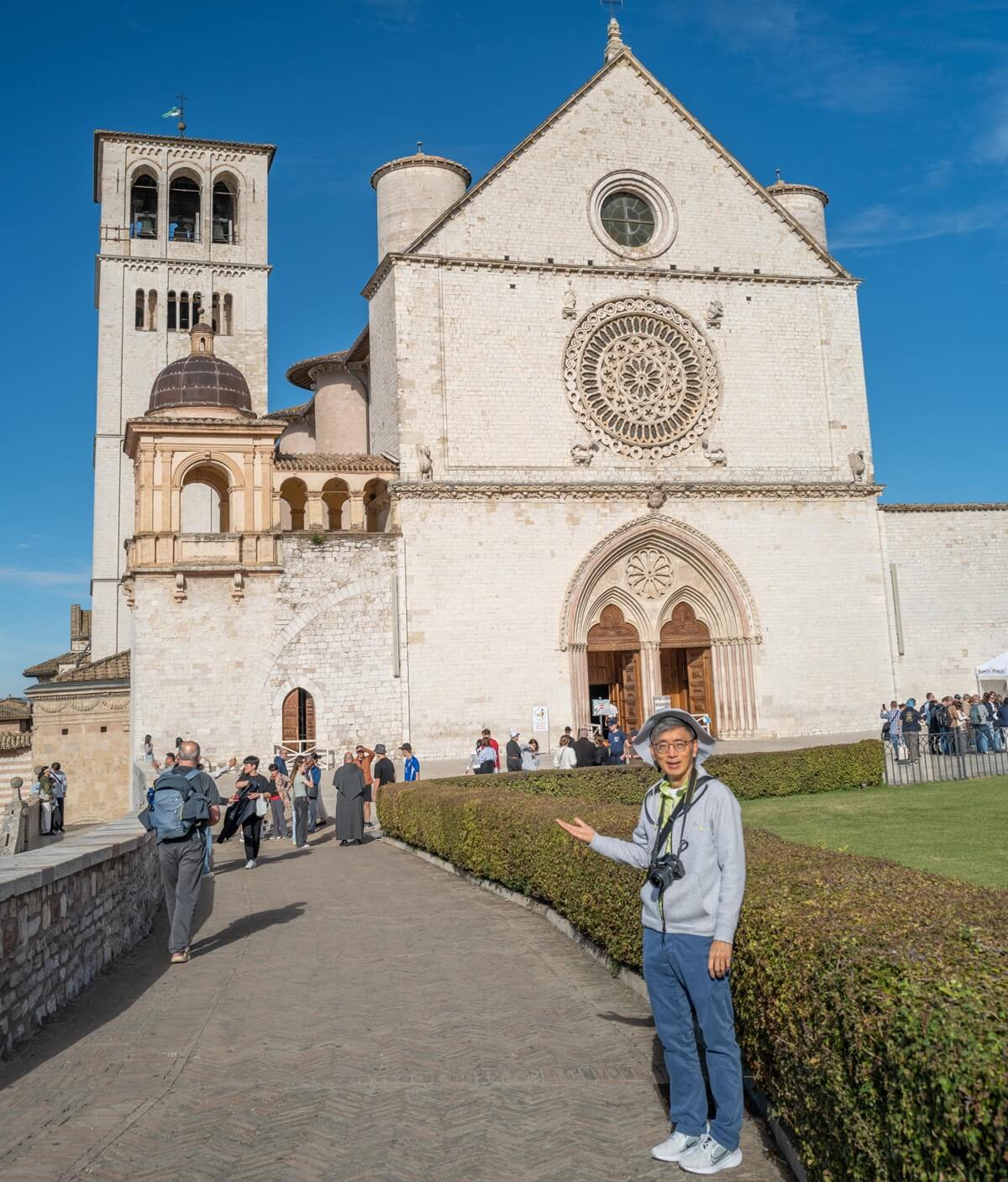 성 프랜시스의 무덤 위에 세운 이중 교회로, 예수와 성 프랜시스의 생애를 그린 벽화로 신앙 이야기를 전하는 아씨시의 바실리카 대성당 . 사진 제공, 이형규 목사.