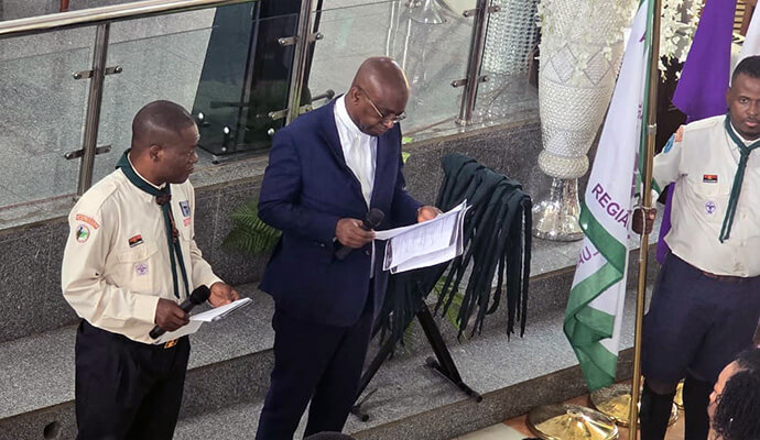 Rev. Manuel André, Assistente Episcopal à direita e Kikas Machado, Director Nacional da Associação de Escuteiros De Angola, no momento do Juramento dos escuteiros Metodistas em Luanda. Foto de Orlando da Cruz, Notícias MU.
