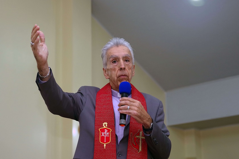 La Misión Metodista Unida de Honduras ordenó lo primeros tres presbíteros/as desde su fundación en 1997. En la imagen, los/as obispos/as presentes imponen sus manos sobre María Magdalena Zelaya Cruz. De izquierda a derecha: Obispa Lizzette Gabriel Montalvo, Obispo Juan de Dios Peña, Obispo Emérito José Roberto Peña Nazario, Obispo Juan Miguel Simpson Bennett y Obispo Rubén Sáenz Jr. Foto Rev. Gustavo Vasquez, Noticias MU.