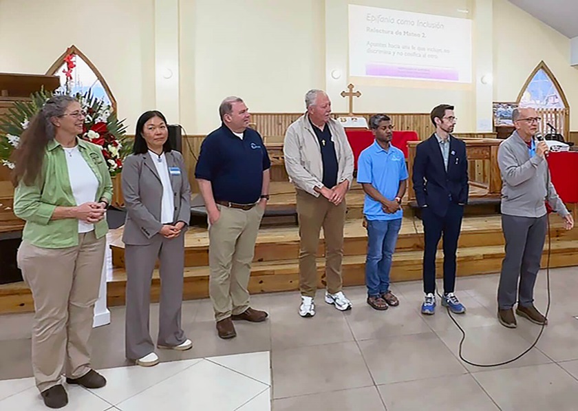 Un grupo de Voluntarios/as Metodistas Unidos en Misión (UMVIM por sus siglas en inglés), saludo al plenario y compartió parte del trabajo que vienen realizando en Honduras. De izquierda a derecha: Rev. Tammy Kuntz (UMVIM Jurisdicción Centro Norte), Rev. Kay Woo (GBGM), Ray Yarnall (UMVIM Jurisdicción Noreste), Paul Lorson UMVIM Jurisdicción Oeste), Rev. Ryan Russell (presidente de UMVIM) y el Rev. Jorge Domínguez (Vicepresidente de UMVIM). Foto Rev. Gustavo Vasquez, Noticias MU.