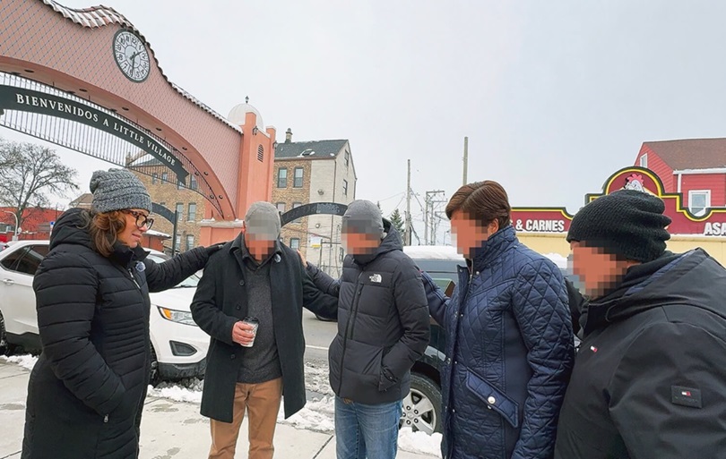 En el arco de entrada de La Villita, líderes de El Plan para el Ministerio Hispano Latino de La Iglesia Metodista Unida y de los ministerios hispano-latinos de la Conferencia Anual del Norte de Illinois, oran con líderes de la IMU Dios es Amor, quienes han apoyado y acompañando a la comunidad ante el acoso y los abusos cometidos por los funcionarios de ICE en las redadas. Foto Rev. Gustavo Vasquez, Noticias MU.