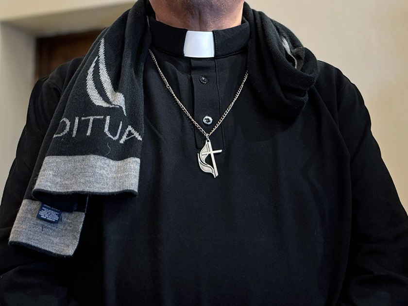 Clérigos/as y laicos/as metodistas unidos/as en Chicago, se han unido a otras iglesias para conformar un grupo ecuménico de líderes religiosos que se reúne todos los viernes, para ir al centro de detención de Broadview para ofrecer la comunión, orar, cantar y seguir ejerciendo acciones de protesta pacífica y resistencia. Foto Rev. Gustavo Vasquez, Noticias MU.