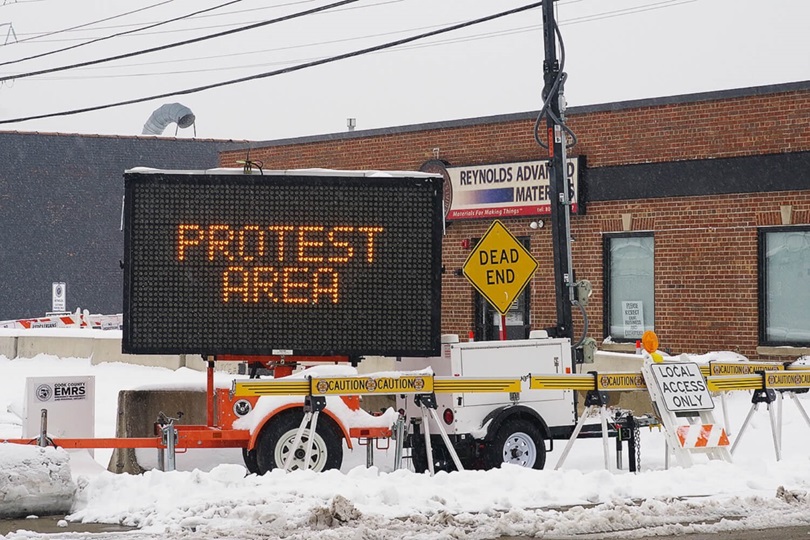 Las calles adyacentes al centro de detención de Servicio de Inmigración y Control de Aduanas (ICE por sus siglas en inglés) ubicado en el área de Broadview de la ciudad de Chicago, han sido obstaculizadas debido a las múltiples manifestaciones y enfrentamientos  entre las comunidades y los funcionarios federales por las violaciones a los derechos humanos y atropellos contra las comunidades inmigrantes. Foto Rev. Gustavo Vasquez, Noticias MU. 