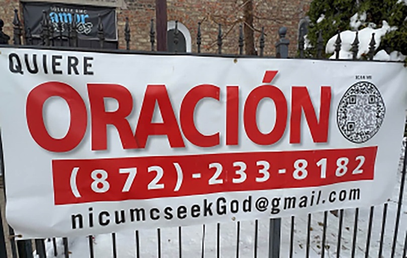 El ministerio de oración de la IMU Dios es Amor , es un brazo activo de la misión de esta congregación. Este cartel a las puertas de templo ofrece oración a quien lo necesite a través de un número telefónico. Este ministerio ha venido respondiendo ante el miedo y la ansiedad que ha provocado la presencia y el accionar de ICE en la comunidad. Foto Rev. Gustavo Vasquez, Noticias MU.
