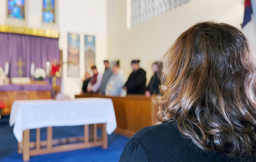 La Revda. Lydia Muñoz (de espalda en la imagen), Directora de El Plan para el Ministerio Hispano -Latino de La Iglesia Metodista Unida, dirige una oración de gratitud a Dios por el testimonio de la IMU Chicago Lawn y pide al Señor provisión y protección para sus ministerios. Foto Rev. Gustavo Vasquez, Noticias MU.