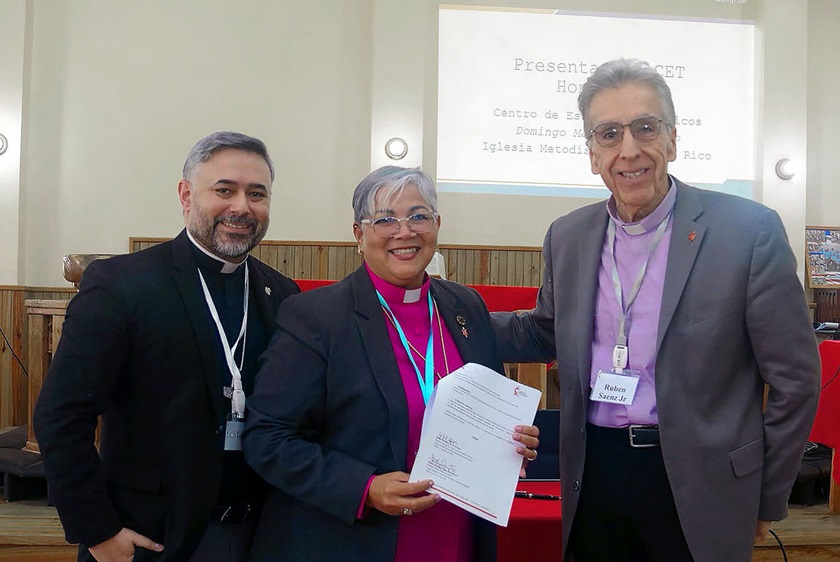 El Rev. Luis Daniel Román, decano del CET; la Obispa Lizette Gabriel Montalvo, líder episcopal de la Iglesia Metodista de Puerto Rico; y el Obispo Rubén Sáenz Jr., líder episcopal de la Misión Metodista Unida en Honduras y presidente del Concilio de Obispos/as de La Iglesia Metodista Unida, muestran el acuerdo firmado entre ambas iglesias para establecer un programa de formación para laicos. Foto: Rev. Gustavo Vásquez, Noticias MU.