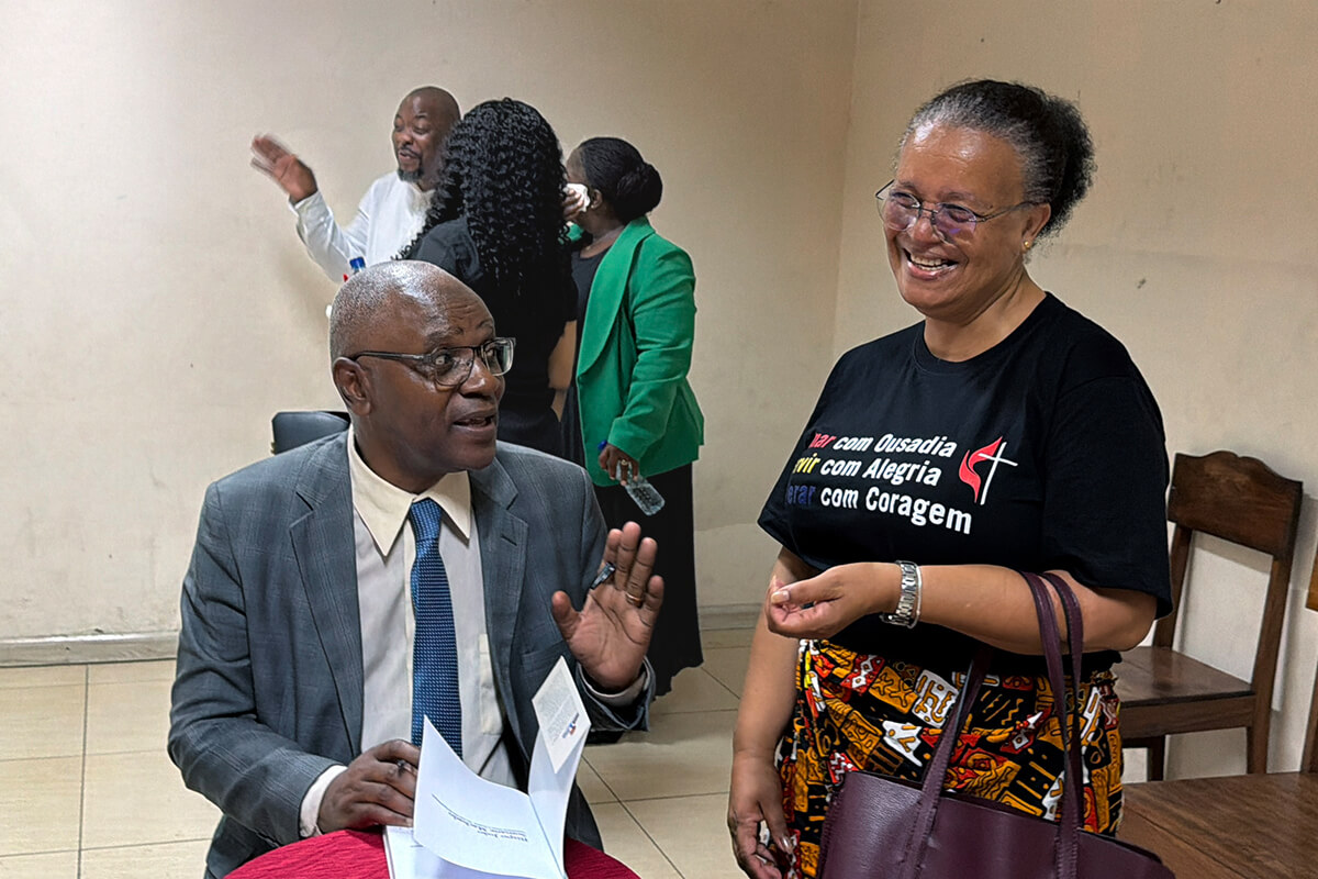 O escritor Simão Jaime autografando o livro do Bispo João Machado presenteando a irmã Telmina Pereira, membro da IMUM. Foto de Roque Facela, Notícias MU. 