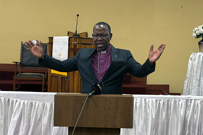 Bispo João Filimone Sambo, partilha as bênçãos aos participantes do lançamento do livro do Bispo João Machado reunido na Igreja Metodista de Malhangalene.- Foto de Roque Facela, Notícias MU. 