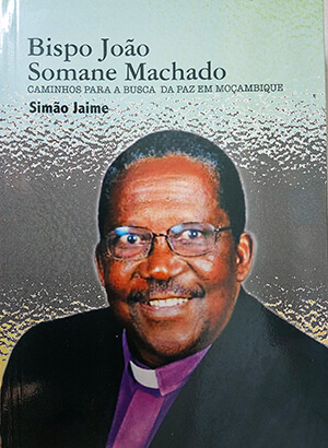 Imagem do livro do Bispo João Somane Machado, lançado em Maputo. Foto de Ezequiel Nhantumbo, Notícias MU. 