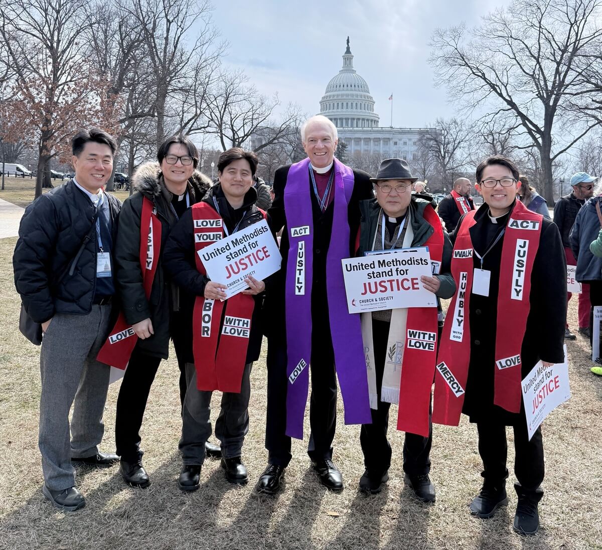 워싱턴 세네이트 공원(Upper Senate Park)에서 열린 “Faithful Resistance: 이민 정의를 위한 공적 증언” 행사에 참석한 한인 목사들과 토마스 비커튼 감독. (왼쪽부터, 장위현, 최동현, 김진우, 토마스 비커튼 감독, 김정호, 김영동 목사) 사진 제공, 장위현 목사. 