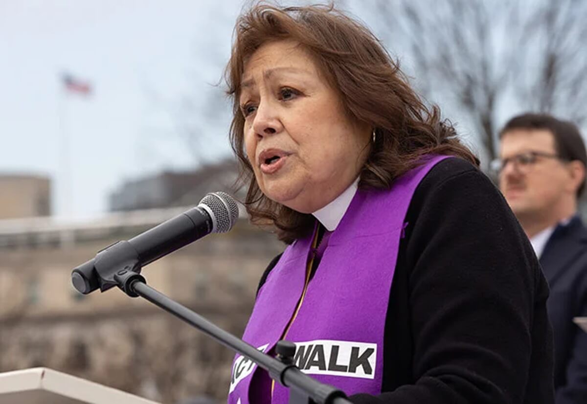 L'Evêque Minerva Carcaño prend la parole lors de l'événement « Faithful Resistance: A Public Witness for Immigrant Justice » (Résistance fidèle : un témoignage public pour la justice envers les immigrants), au Upper Senate Park à Washington. Photo de Mike DuBose, UM News.