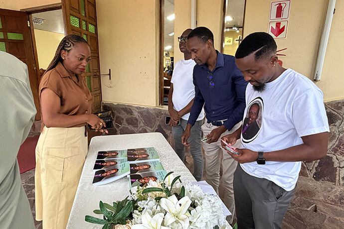 Exposição e venda do livro do Bispo João Somane Machado aos participantes, durante o lançamento no Cargo Pastoral de Malhangalene, em Maputo. Foto de Roque Facela, Notícias MU.
