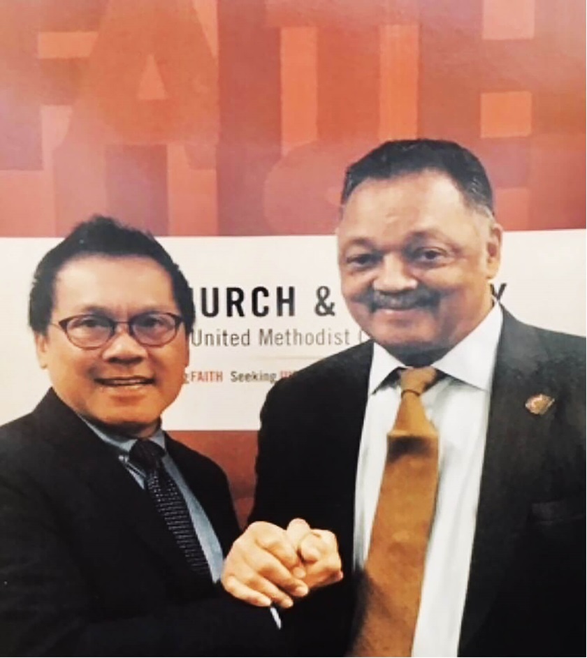 Reverendo Dr. Liberato (Levi Bautista) e Reverendo Jesse Jackson no escritório da Igreja e Sociedade em Nova York em 2018. Fotos de arquivo cedidas pela GBCS.