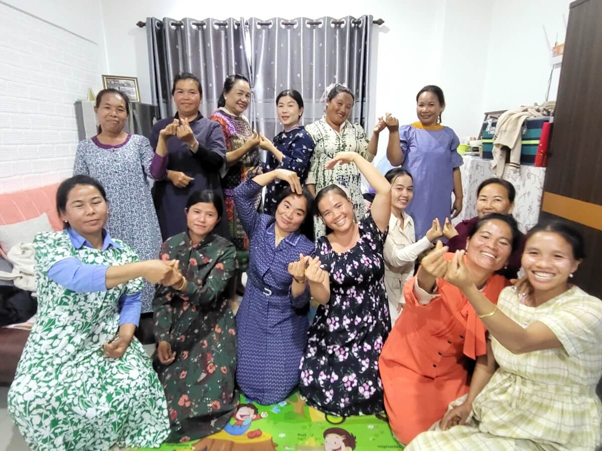 2026년 2월, 여선교회 대표자들이 S.L. 선교사 집에 모여 원피스를 입고 패션쇼를 하고 있다. 모임 장소에 대한 통제로 이날 오후 모임이 S.L. 선교사 사택에서 열렸으며, 참석자들은 한국 희망의다리에서 보내온 원피스와 구두를 골라 입어 보며 즐거운 교제의 시간을 가졌다. 사진 제공, S.L. 선교사.