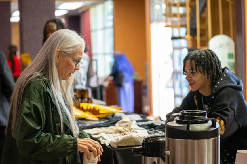 노스캐롤라이나주 애슈빌 트리니티연합감리교회의  ‘딥 타임(Deep Time)’ 사역에 참여하는 실론 나이트가 행사 참석자들에게 무료 커피를 나누고 있다. 사진, 브라이언 로즈, 레스턴 더레스토레이션교회.