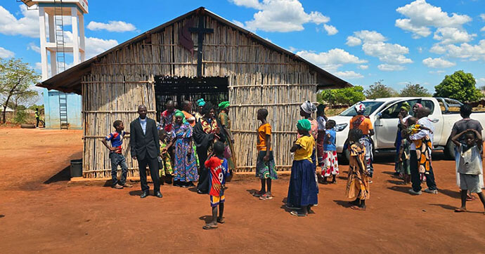 Ninga- Membros da Igreja Metodista Unida saindo do culto dominical. Foto de Arlindo Sambo, UM News.