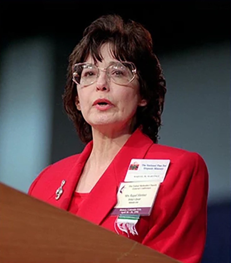 Partición de Raquel Martínez en la Conferencia General de 1996 en Denver, Colorado , donde se presentó oficialmente el himnario y dirigió a los/as delegados/as en el canto de “Mil Voces Para Celebrar”. Foto cortesía de la familia Martínez.