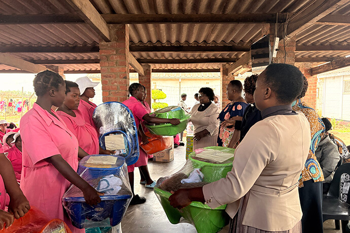 Les femmes enceintes de la prison pour femmes de Chikurubi, à Harare, au Zimbabwe, reçoivent des kits de bienvenue pour bébés de la part des pasteurs méthodistes unis du district de Chitungwiza Marondera. Les femmes ont apprécié ce geste d’amour de l’Église, car certaines n’avaient pas de vêtements de base, de couches ni d’autres fournitures pour leurs bébés. Photo d’Eveline Chikwanah, UM News.