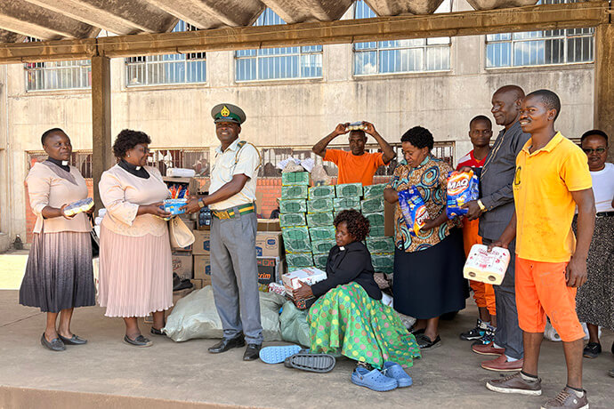 Des pasteurs du district de Chitungwiza Marondera déballent les produits de première nécessité qu’ils ont donnés à la prison de haute sécurité de Chikurubi. Cette prison accueille des hommes purgeant des peines d’au moins 10 ans. Photo d’Eveline Chikwanah, UM News.