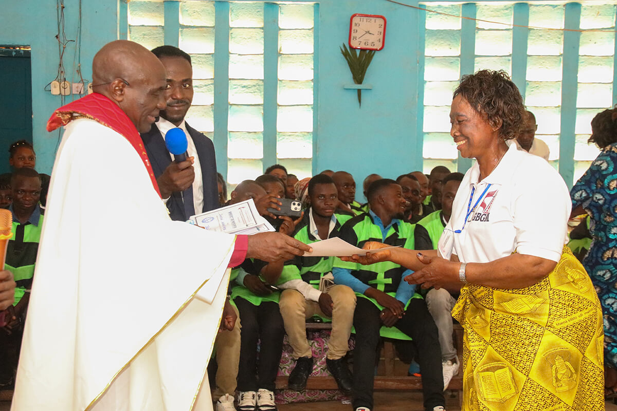 088-FR-Congo-pastors-wives-1-1200X800px
