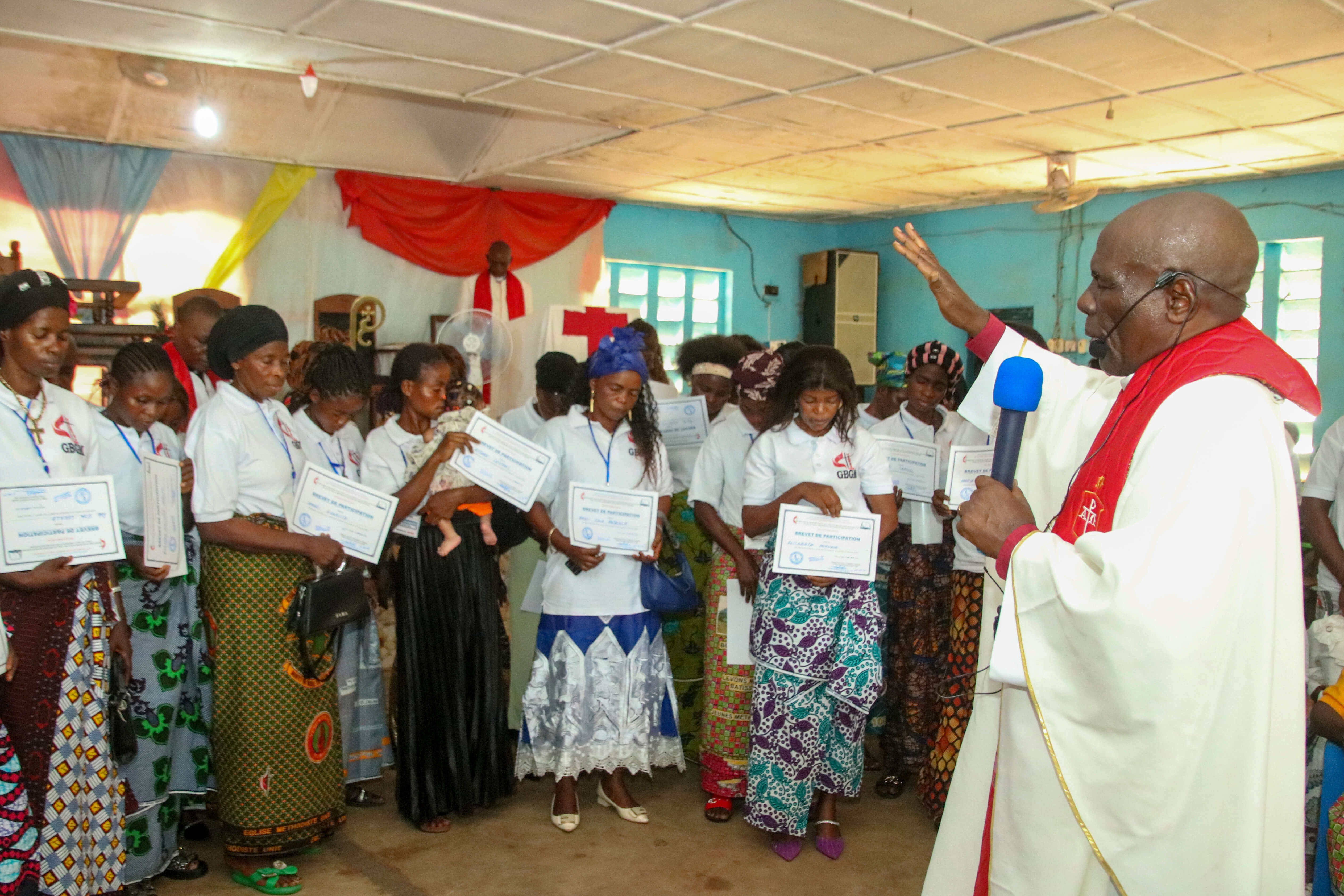 L'évêque Antoine Kalema Tambwe, de la région épiscopale du Congo Est, s'adresse avec ferveur aux épouses de pasteurs lors de la séance d'ouverture de leur formation au leadership à Kindu. Au cours de son allocution, l'évêque Kalema a exhorté les participantes à devenir des « modèles exemplaires » au sein de l'Église et de la société, affirmant que leur formation est un élément stratégique essentiel pour transformer les familles et les communautés rurales qu'elles servent. Photo de Chadrack Tambwe Londe, UM News.