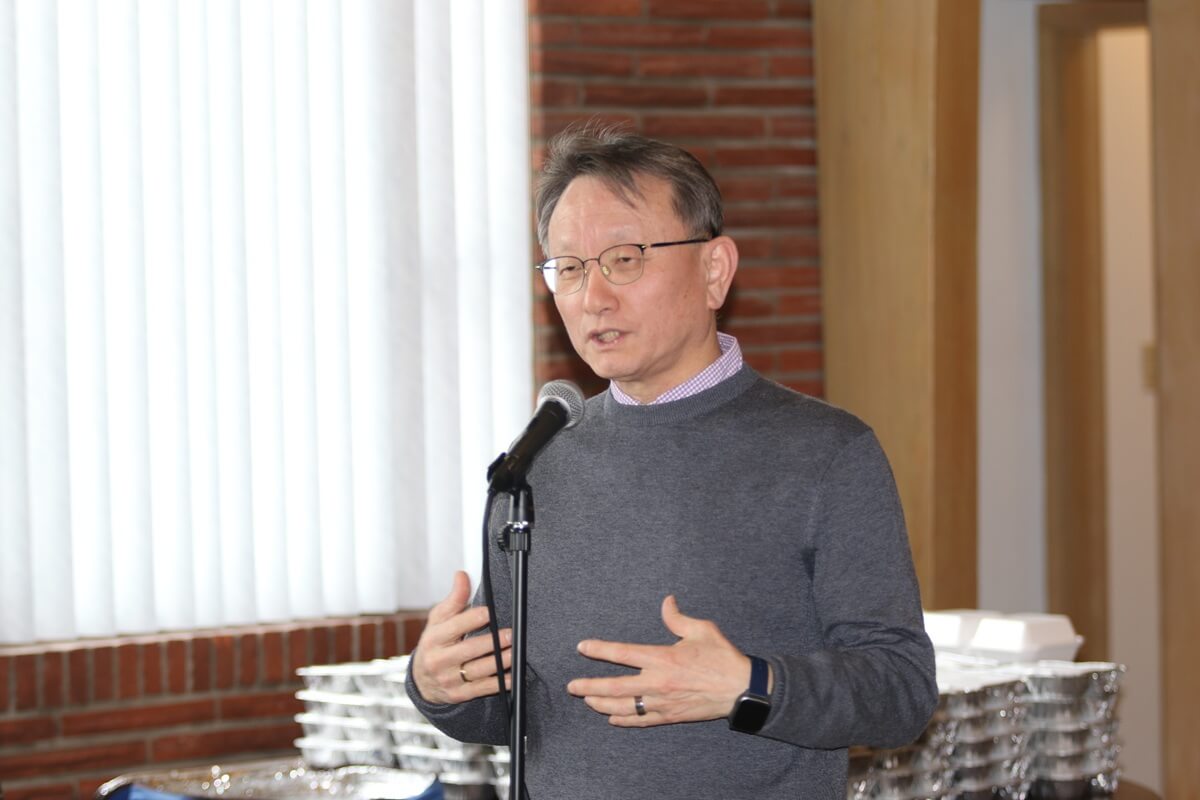 위스콘신주 블랙리버폴스 연합감리교회의 손인화 목사가 ‘디너 처치’ 2주년 행사에서 참석자들을 환영하고 있다. 손 목사는 ‘디너 처치’가 사람들이 교회를 바라보는 방식을 변화시키고, 공동체 사이의 장벽을 허물고 있다고 말했다. 사진, 김응선(Thomas E. Kim) 목사, 연합감리교뉴스.위스콘신주 블랙리버폴스 연합감리교회의 손인화 목사가 ‘디너 처치’ 2주년 행사에서 참석자들을 환영하고 있다. 손 목사는 ‘디너 처치’가 사람들이 교회를 바라보는 방식을 변화시키고, 공동체 사이의 장벽을 허물고 있다고 말했다. 사진, 김응선(Thomas E. Kim) 목사, 연합감리교뉴스.