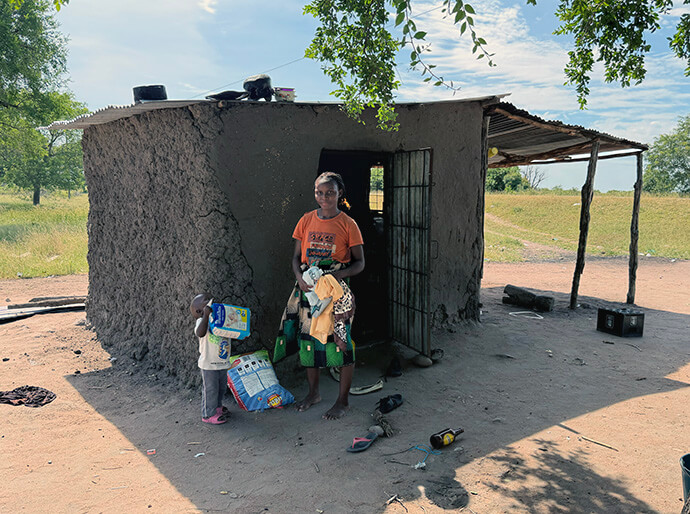 Família beneficiada na comunidade de Soveia – Gaza. Photo by Roque Facela, Notícias MU.
