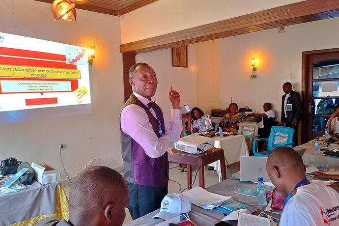 Frido Kinkolenge, membre du personnel de Global Ministries, s'adresse aux participants lors d'une session de formation sur le leadership biblique à Kisangani. Cet événement vise à ouvrir la voie à la guérison des traumatismes afin que les jeunes leaders puissent devenir des agents du renouveau et de la paix dans l'est de la République démocratique du Congo. Photo by Judith Osongo Yanga, UM News.