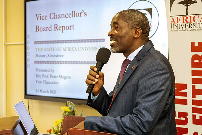 Le recteur de l'Africa University, le révérend Peter Mageto, a présenté son rapport sur la situation de l'établissement lors des réunions du conseil d'administration qui se sont tenues en mars. Parmi les points forts de ce rapport figurait un compte rendu de la production de la ferme universitaire, qui a pu être relancée grâce à une subvention de 500 000 dollars accordée par le Conseil des ministères mondiaux de l'Église méthodiste unie. Photo gracieusement fournie par le Bureau du développement et des relations publiques de l'Africa University.