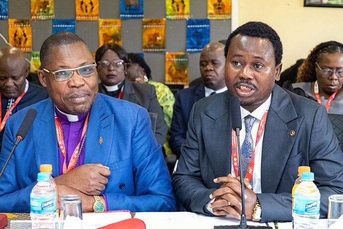 Mgr Daniel O. Lunge (à gauche), de la Diocèse du Congo central, est le nouveau président du conseil d'administration de l'Université d'Afrique. Mgr Lunge est professeur d'université depuis 2012. À droite, le révérend Fiston Okito (à droite), directeur de la communication de la Diocèse du Congo central, qui a assuré la traduction pendant la réunion. Photo gracieusement fournie par le Bureau du développement et des relations publiques de l'Université d'Afrique.