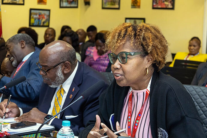 La révérende Candace Lewis, présidente et doyenne du Gammon Theological Seminary, prend la parole lors des débats organisés dans le cadre des réunions du conseil d'administration de l'Africa University en mars. Cet établissement zimbabwéen espère tirer profit de son partenariat avec cette institution théologique historiquement noire. Mme Lewis figurait parmi les nouveaux membres du conseil d'administration présentés lors de cette réunion. Photo gracieusement fournie par le Bureau du développement et des relations publiques de l'Africa University.